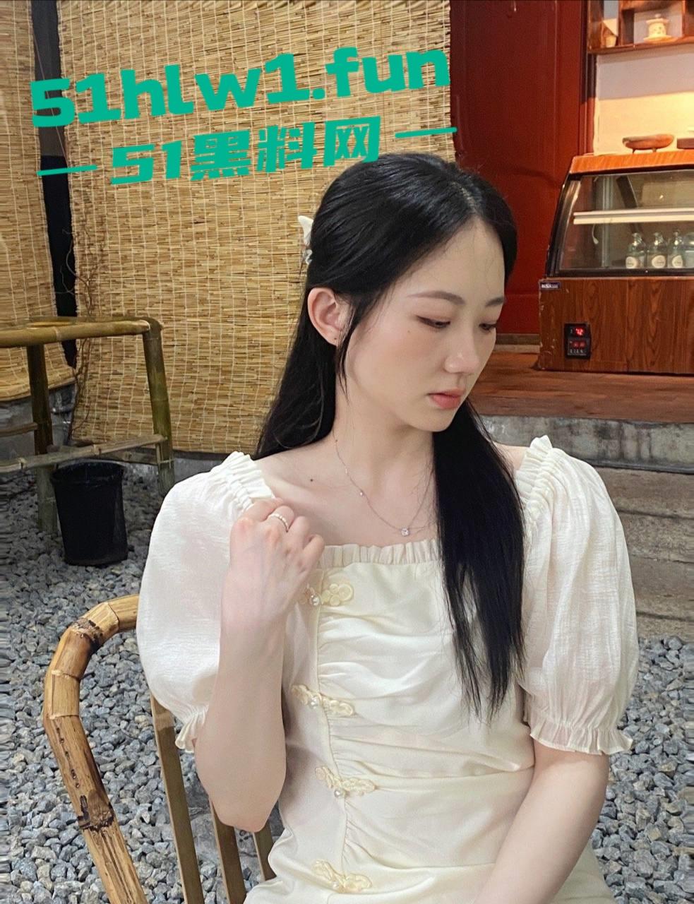 山东反差母狗徐晓玲，极品身材黑穴骚逼，肤白貌美长腿女神，不交男友只约炮，被渣男曝光做爱视频-5