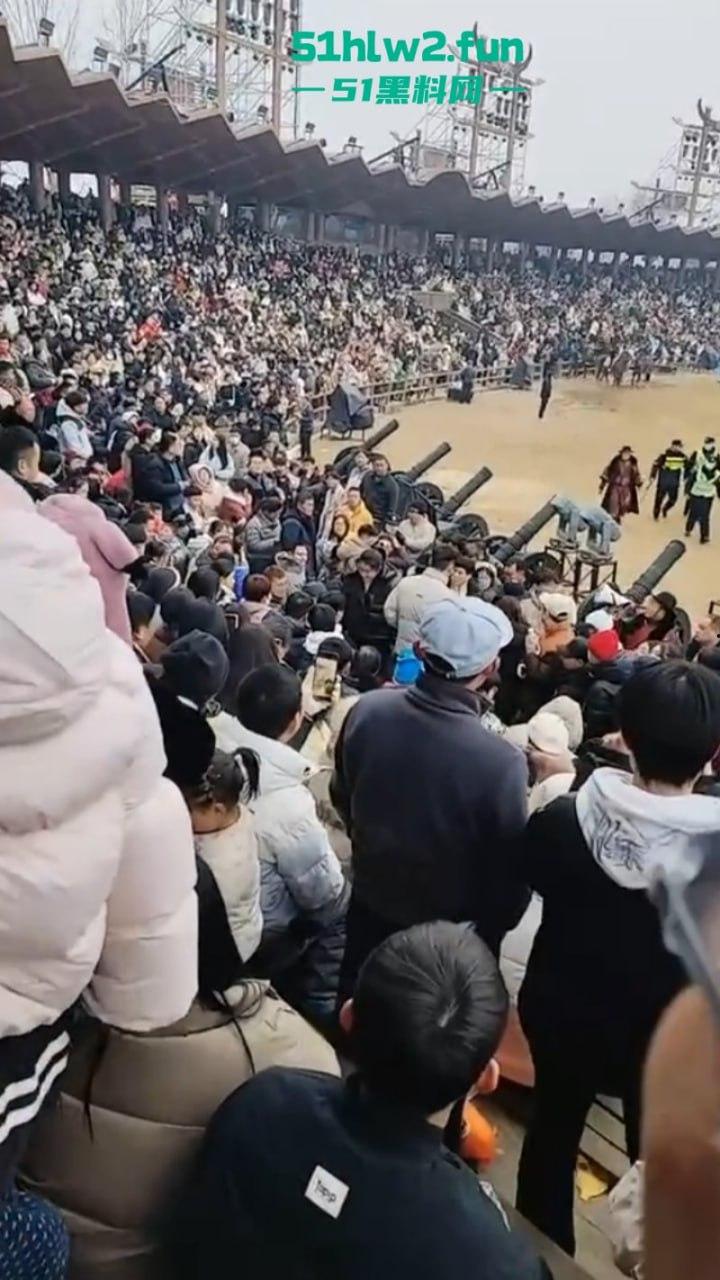 过年出游成风气，路见不平先插队！河南景区多次发生打架事件激烈打斗场面比表演还好看。-2