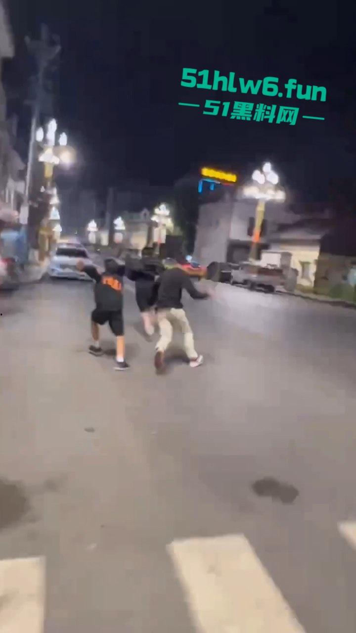 山东实拍精神小伙，当街聚众砍人两名被砍者身中几十刀，其中一人竟抢救无效身亡，目前几位行凶者已被逮捕。-2