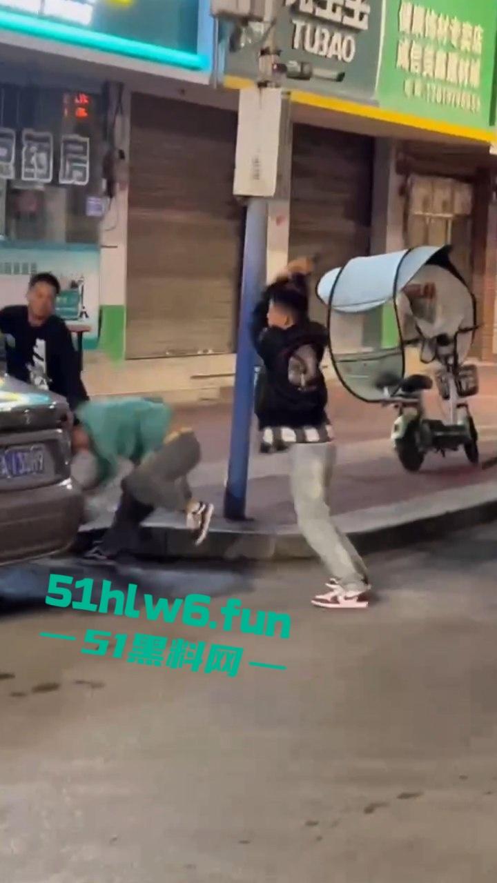 山东实拍精神小伙，当街聚众砍人两名被砍者身中几十刀，其中一人竟抢救无效身亡，目前几位行凶者已被逮捕。-4