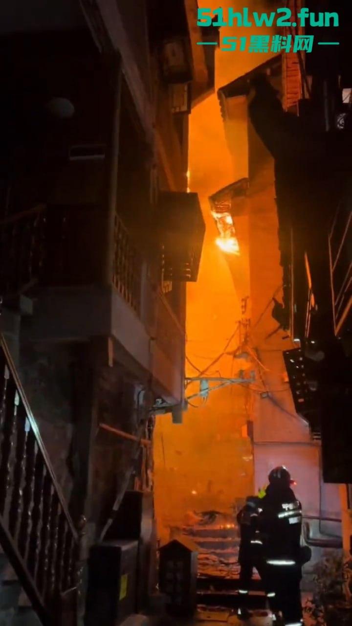 凤凰古城一民宿深夜起火，游客穿睡衣跳窗逃生现场火灾视频流出，弄的差点人就没了！-1