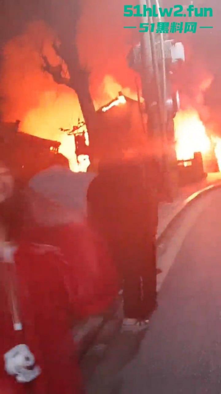 凤凰古城一民宿深夜起火，游客穿睡衣跳窗逃生现场火灾视频流出，弄的差点人就没了！-4
