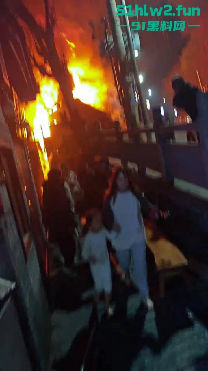 凤凰古城一民宿深夜起火，游客穿睡衣跳窗逃生现场火灾视频流出，弄的差点人就没了！-5