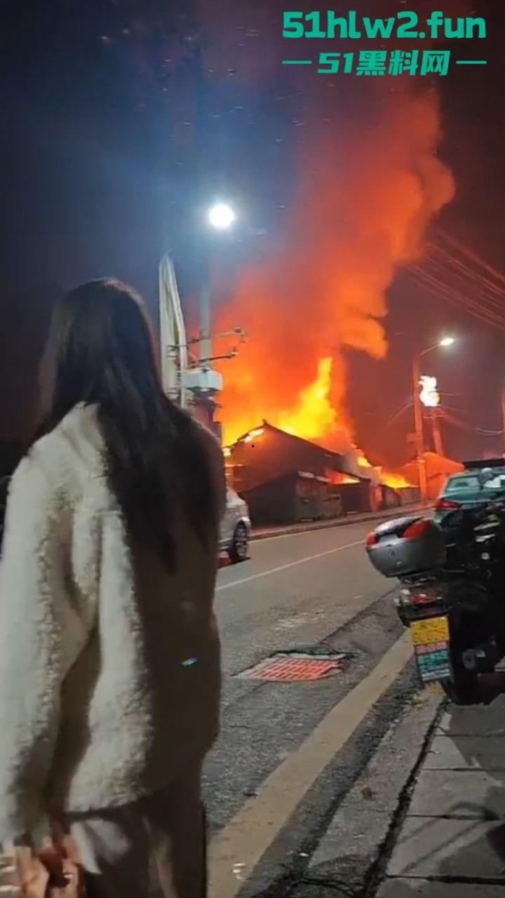 凤凰古城一民宿深夜起火，游客穿睡衣跳窗逃生现场火灾视频流出，弄的差点人就没了！-7