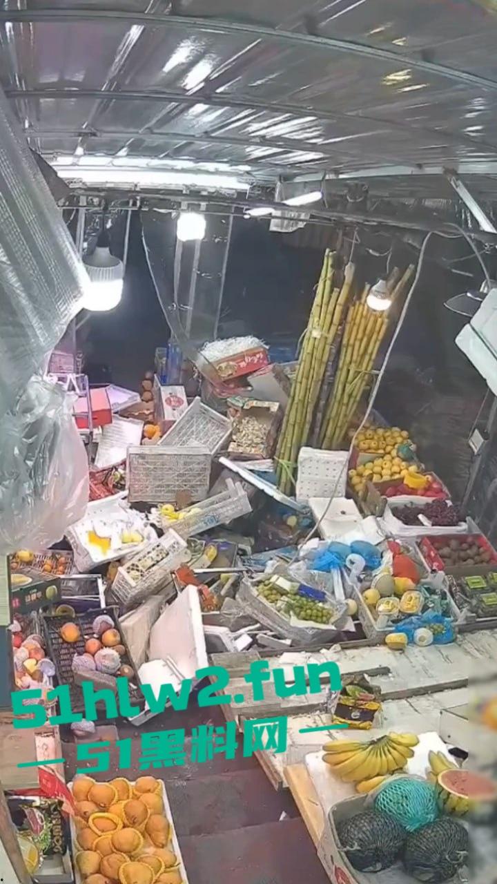 大连某水果店监控，恶意伤人事件曝光水果店老板不仅卖的贵，还缺斤少两以次充好被两男子报复砸摊。-3