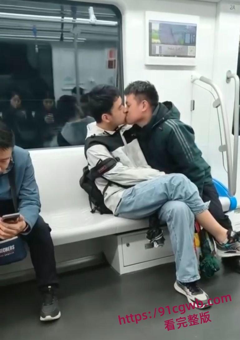 地铁上一对男同gay激吻狂秀恩爱 两男人舌头纠缠缠绵 身体紧贴互相摩擦 大庭广众下肆无忌惮-8