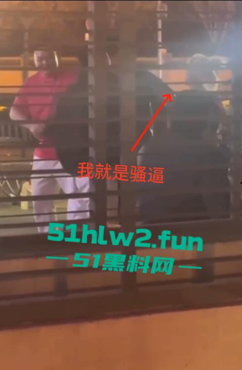 河北秦皇岛社会小妹街头吵架，一言不合就脱裤子露逼让对方操自己，惊呆路人和吃瓜群众。-2