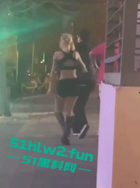 河北秦皇岛社会小妹街头吵架，一言不合就脱裤子露逼让对方操自己，惊呆路人和吃瓜群众。-5