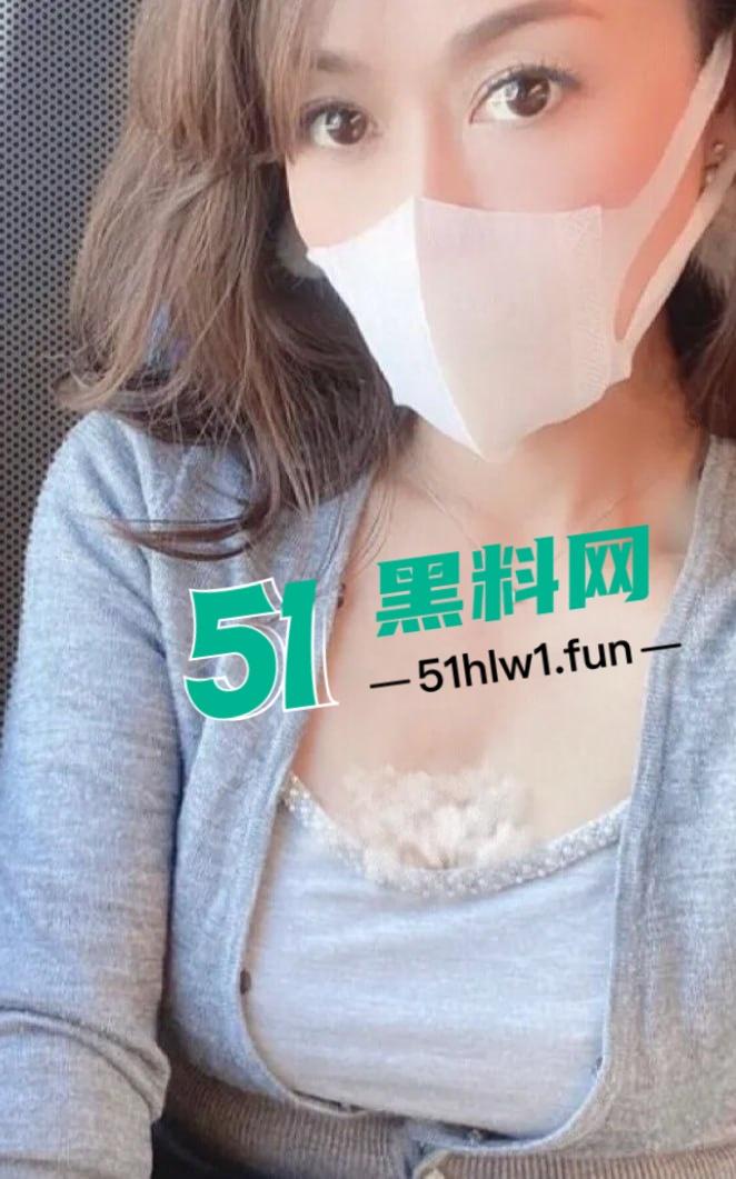 抖音23万粉网红【又是我】专属福利翻车，情趣旗袍肉丝高跟，自慰画面让粉丝炸锅！-8