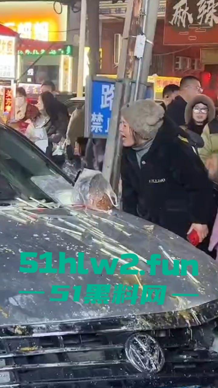 安徽亳州市利辛县，严重酒驾交通事故车辆闯进小摊贩人群中，其中伤者还有一孕妇。-3