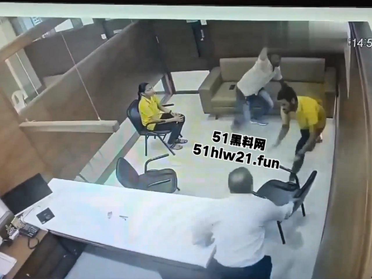 印度保险公司杀人案，男子母亲生病住院找医保公司报销，结果各种理由推脱遭男子持刀猛捅。-5