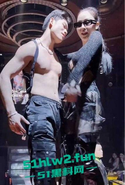 越南夜店里的极品骚鸡，情趣内衣加大长腿骚鸡扭得全场燥，舞台上搔首弄姿，一杯酒下肚人都沦陷！-3