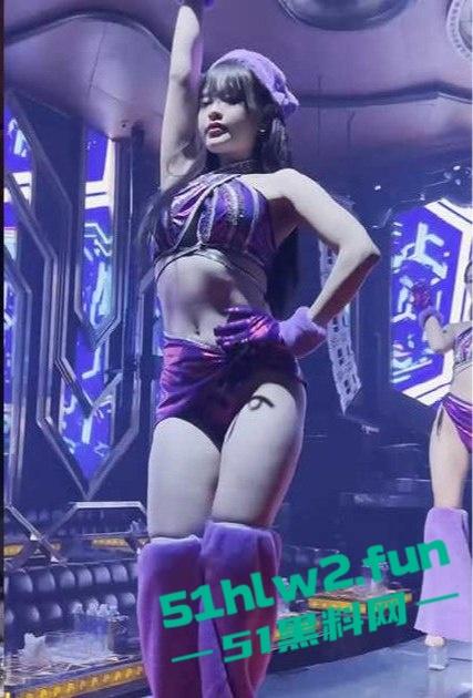 越南夜店里的极品骚鸡，情趣内衣加大长腿骚鸡扭得全场燥，舞台上搔首弄姿，一杯酒下肚人都沦陷！-7