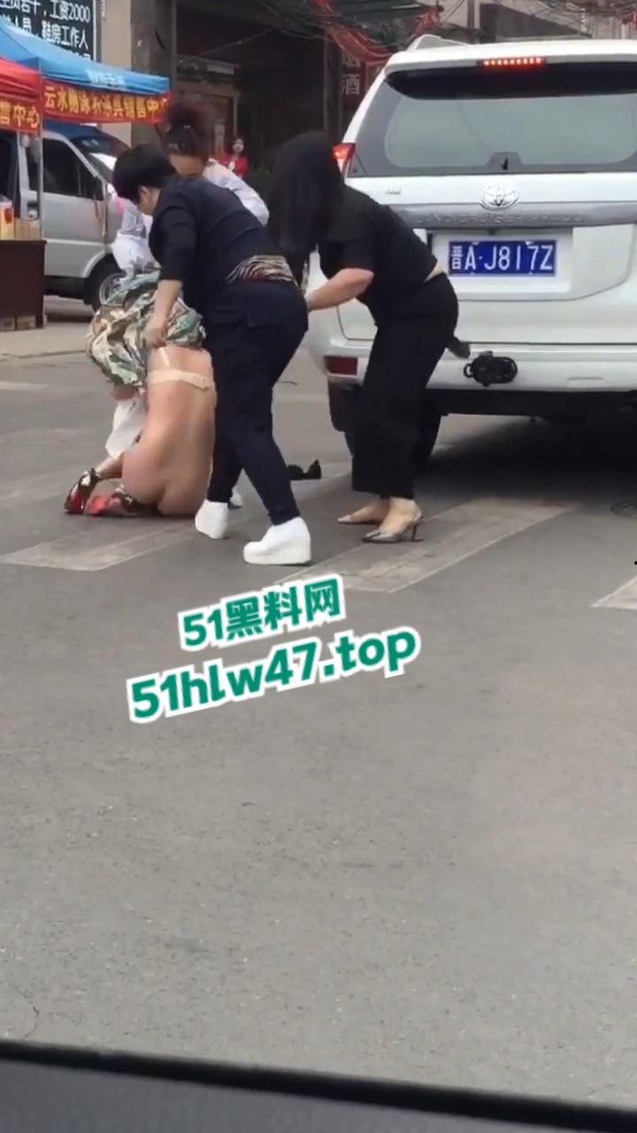 陕西太原抓小三现场，大妈带着三位姐妹当街抓小三，大街上边打边脱不得不说小三身材的确很赞。-2