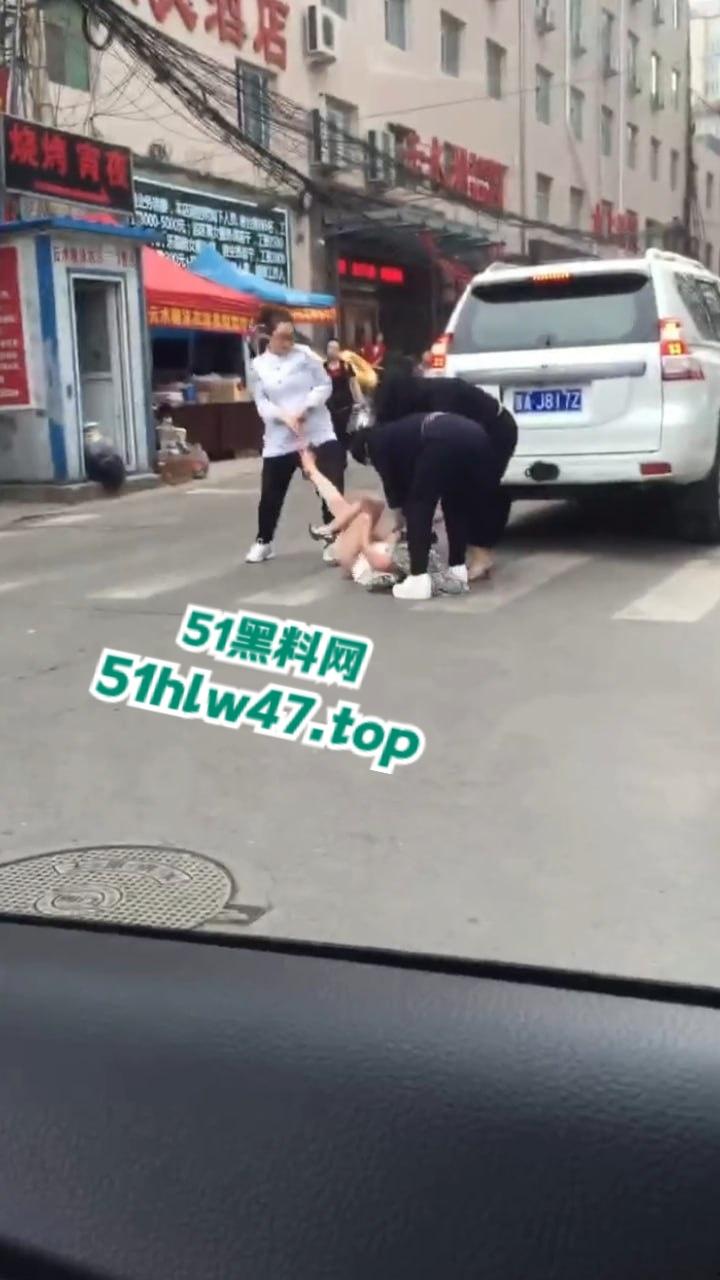陕西太原抓小三现场，大妈带着三位姐妹当街抓小三，大街上边打边脱不得不说小三身材的确很赞。-3