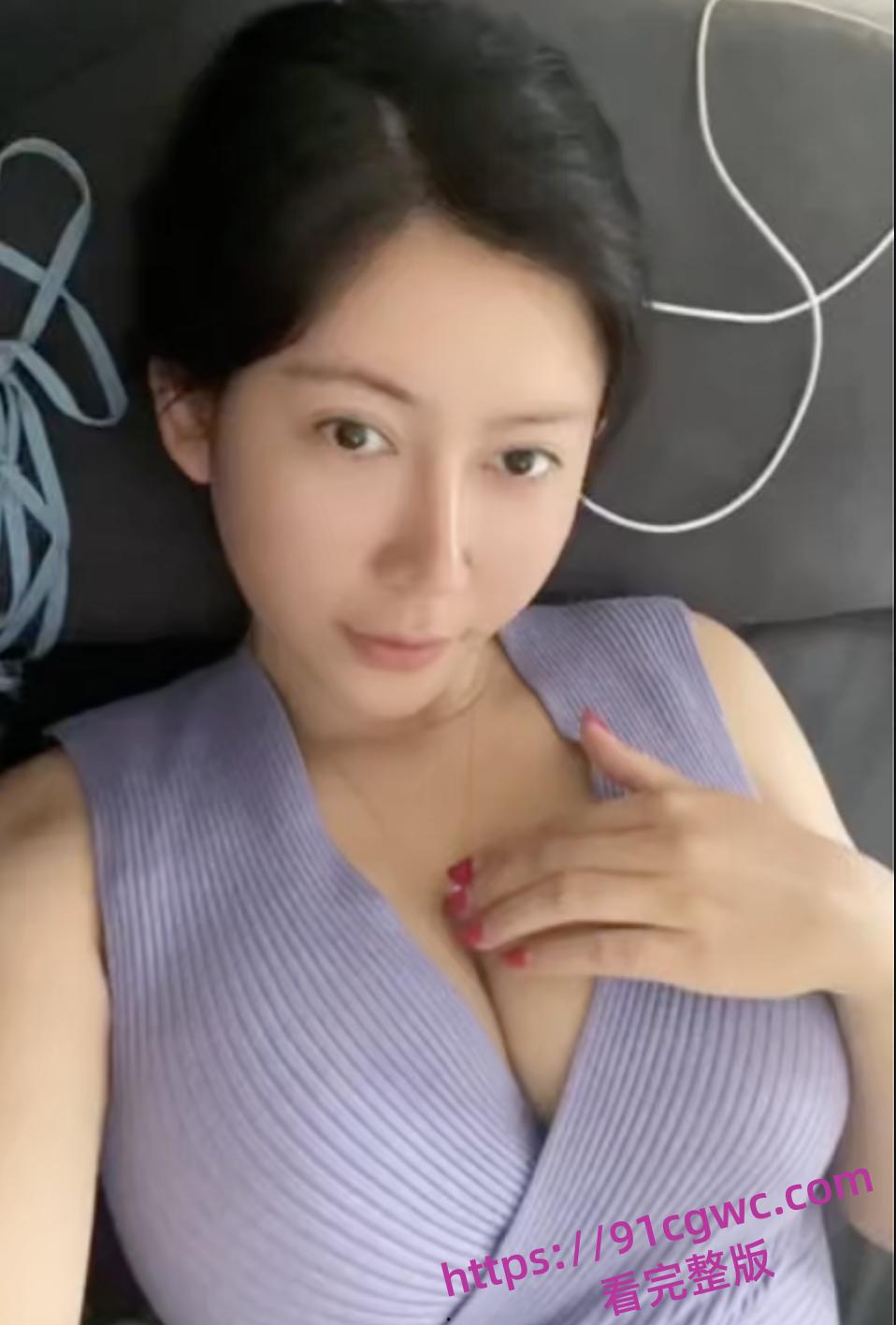 儿子心疼妈妈 想让妈妈体验体验，居然怂恿自己同学，勾引自己老妈太炸裂了-1