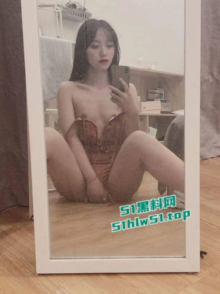 东北长春吉林大学【李婷】眼镜直男偷情啪啪，在镜子前边干边拍视频惨遭渣男曝光流出！-8