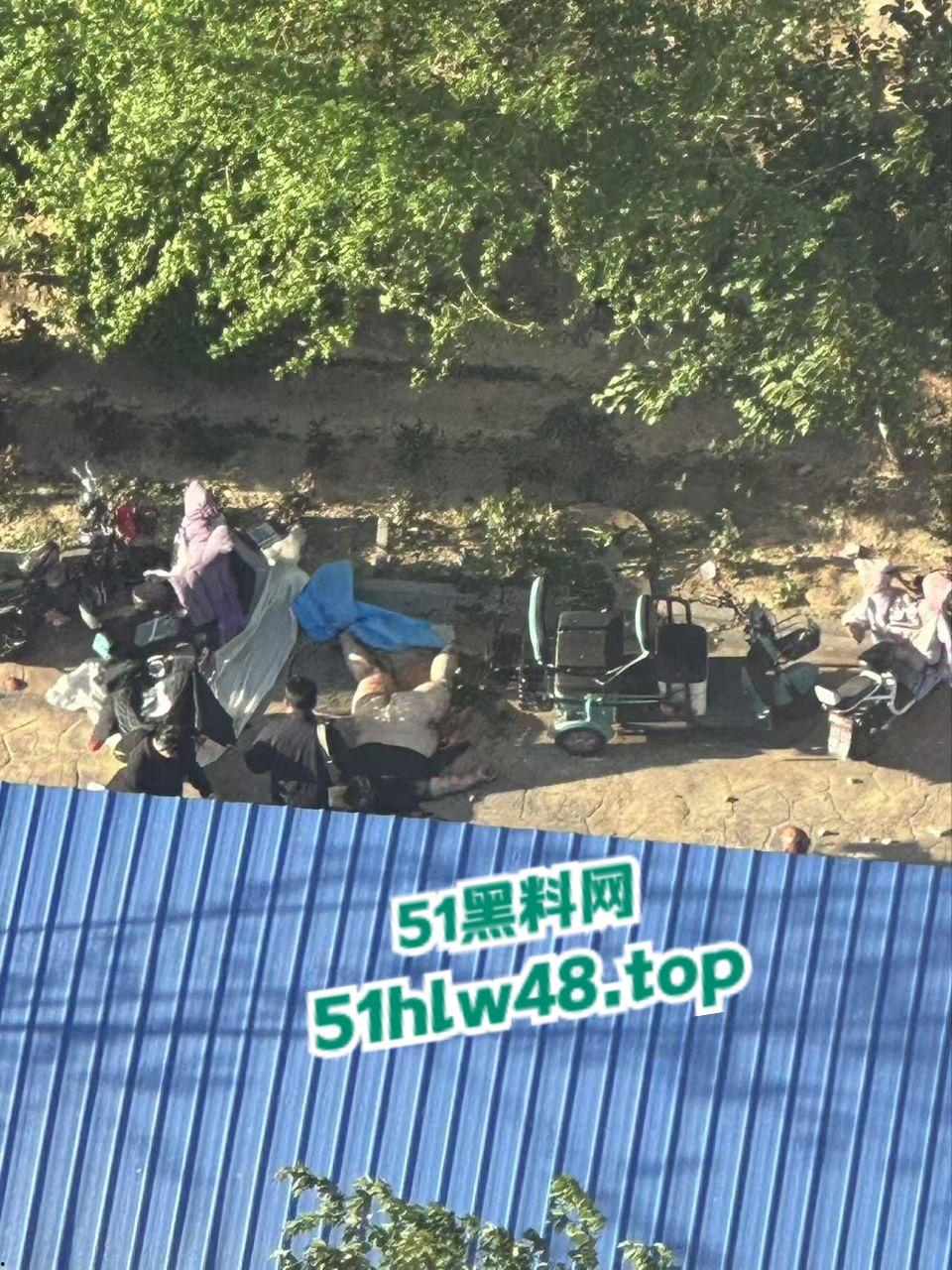 河北定州惊现坦克肉女跳楼，回心转意不跳但四五男人拉不动，女生不幸坠落摔成肉泥！-5