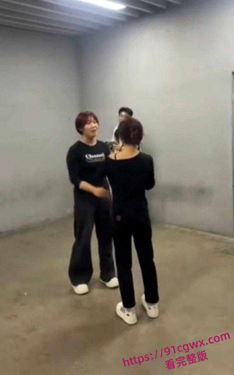 沈阳地下停车场 俩精神小妹约架互殴！头发一拽拳头砸脸 女孩打架比爷们还狠！-1