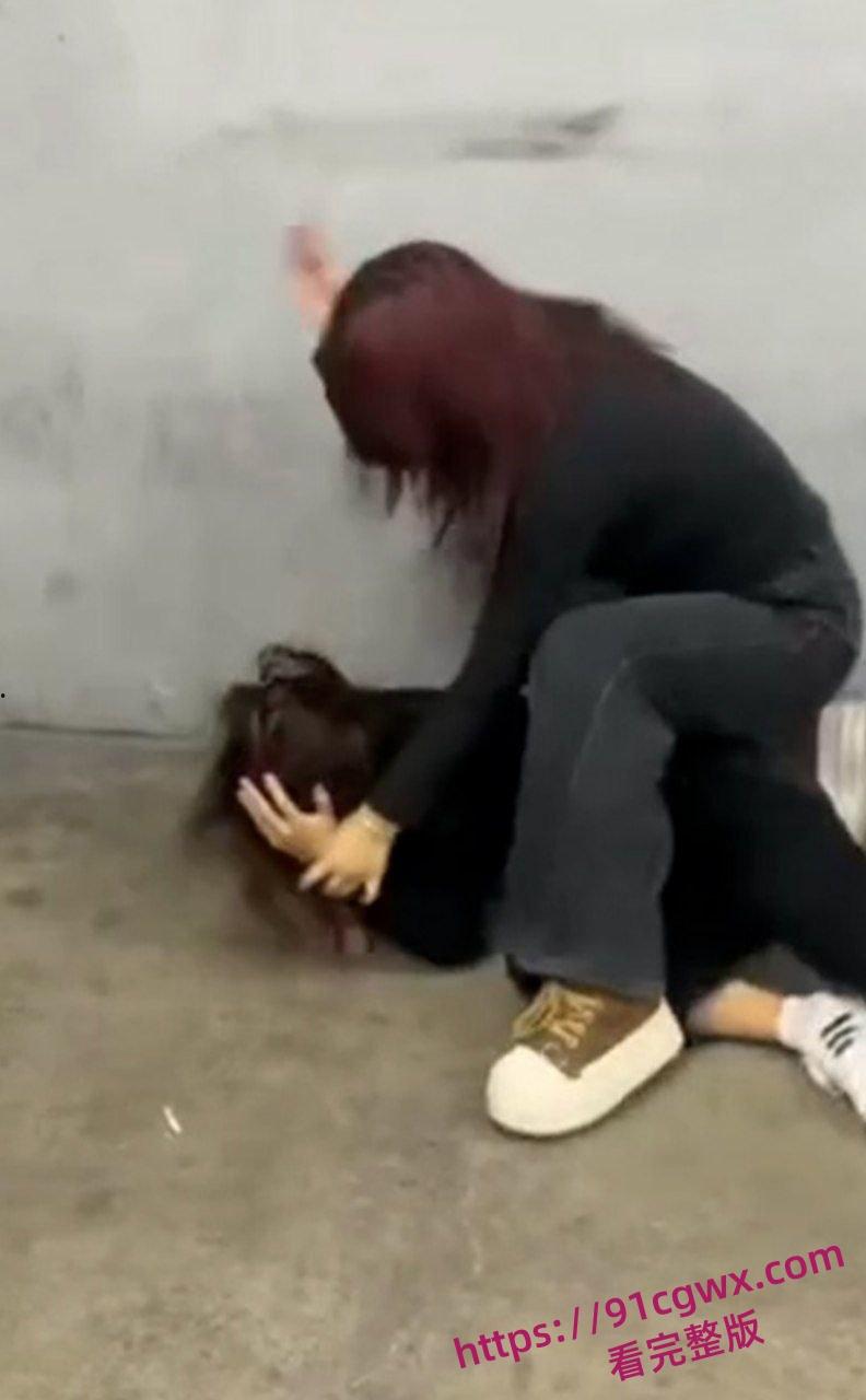 沈阳地下停车场 俩精神小妹约架互殴！头发一拽拳头砸脸 女孩打架比爷们还狠！-6