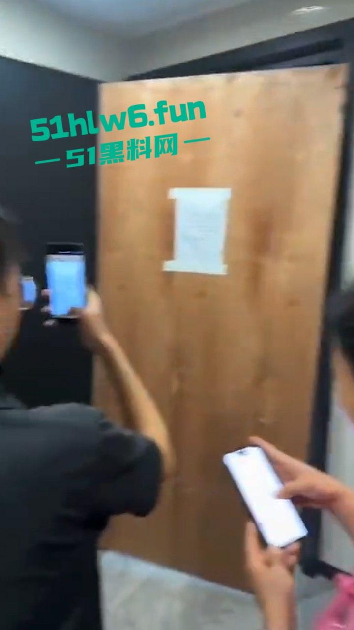 佛山宏宇天御江畔小区，有人装修“骨灰房”引众愤，警方介入律师称可起诉侵权。-7