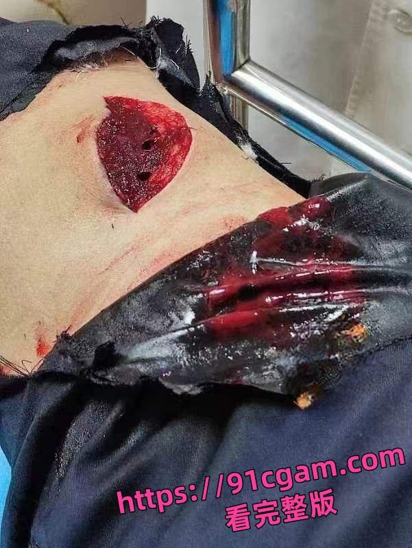 广西容县一男子在路上持刀行凶 还砍伤一名辅警-3