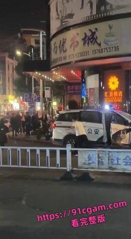 广西容县一男子在路上持刀行凶 还砍伤一名辅警-6