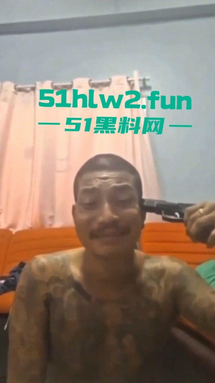 泰国男子自杀现场，纹身大哥遭情伤悲愤不已录下感人发言，随后开枪自杀腿都绷直了。-3