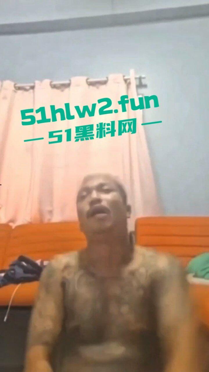 泰国男子自杀现场，纹身大哥遭情伤悲愤不已录下感人发言，随后开枪自杀腿都绷直了。-6