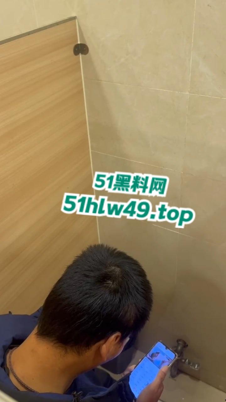 男子厕所看片打飞机被瓜友发现，洗手液瓶灌满水直接扔进去吓唬人，这不得吓阳痿了啊！-3