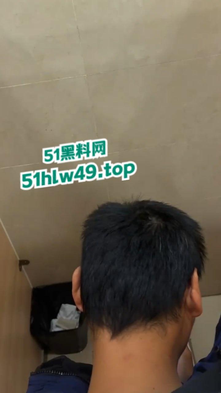 男子厕所看片打飞机被瓜友发现，洗手液瓶灌满水直接扔进去吓唬人，这不得吓阳痿了啊！-4