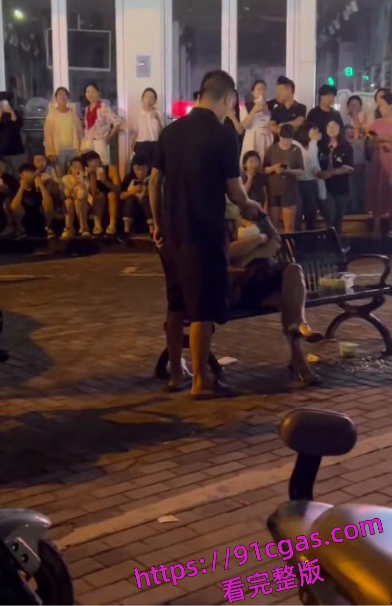 安徽阜阳太和文庙抓小三惊爆情人节 性感人妻偷情被捉 黑丝骚穴被情人猛干-3