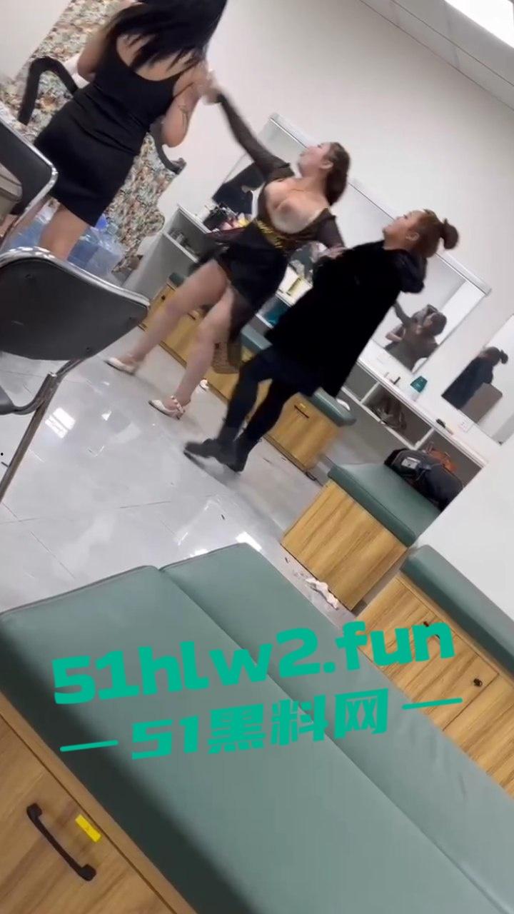 按摩会所女技师吵架，在候场房俩骚鸡对战露出大胸器那一刻，这姐妹就已经赢了这大奶子太顶了。-1