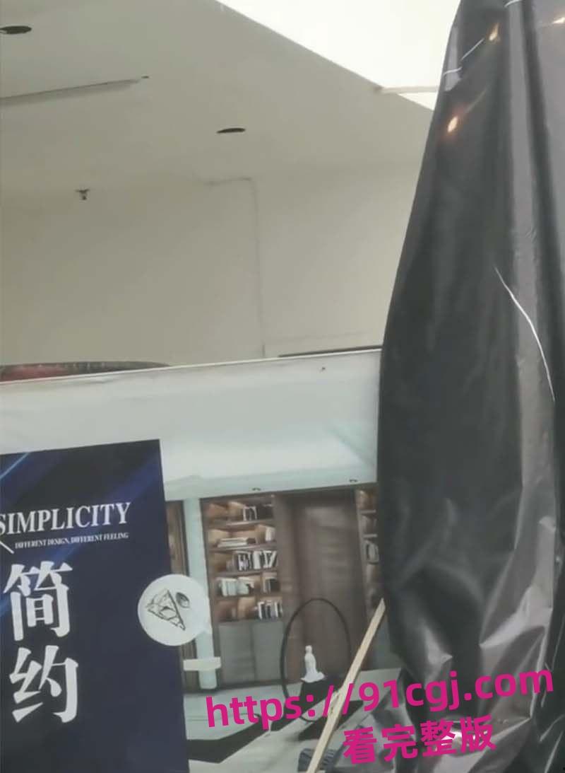 夜真人cs俱乐部 顾客在商场玩真人CS 商家用帆布当掩体导致顾客掉下去摔死!-5