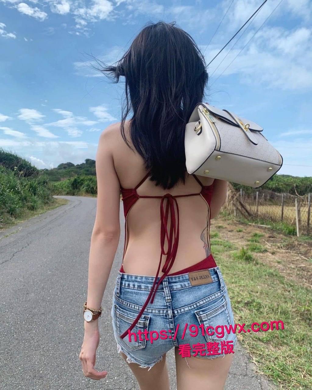 美女给闺蜜分享钓金主秘籍却被闺蜜曝光聊天记录：足交挑逗鸡巴喷汁，狗碗舔食深喉吞精！-15