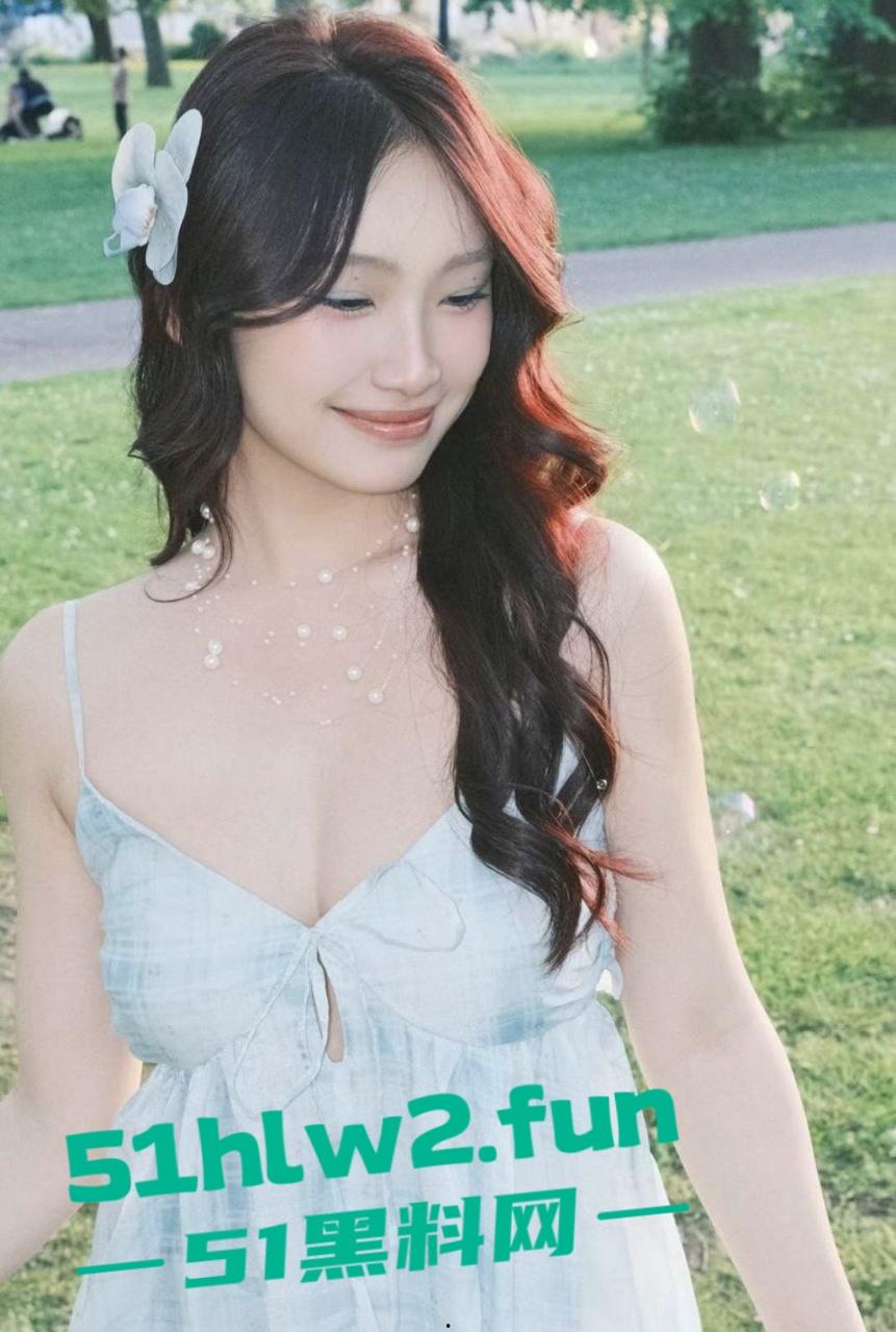 高颜值长腿学生妹，为了钱下海做伴游成金主大叔包养的金丝雀，白天仙气飘飘晚上变身母狗，忘我吃鸡骚气四溢。-1