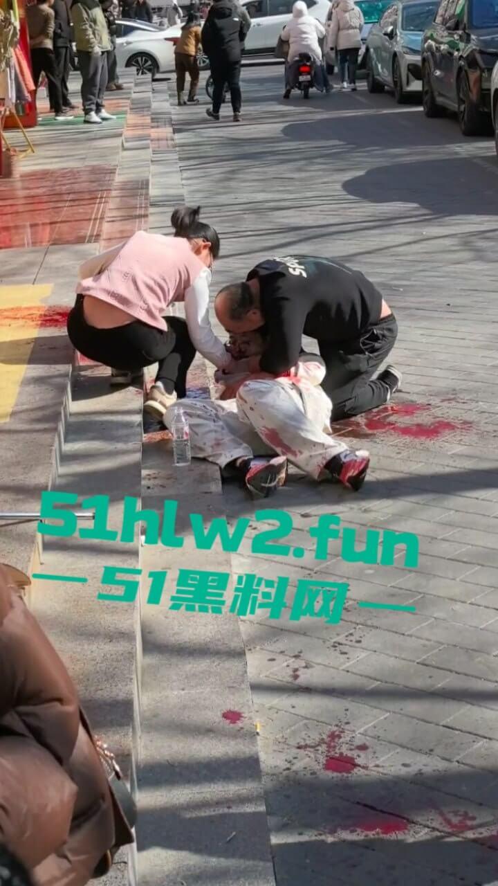 北京顺义区民富街，初中生摔倒被铁棍插中系一商户为防止别人门前停车安置，导致血液喷涌当场死亡。-5