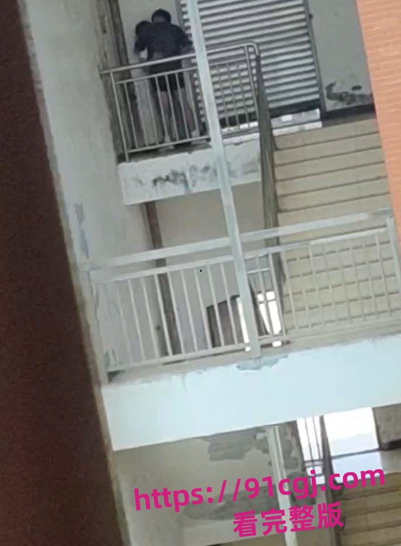四川仁寿县第二高级职业中学学生在教学楼上演活春宫 光天化日后入女友胆子太大了！-2