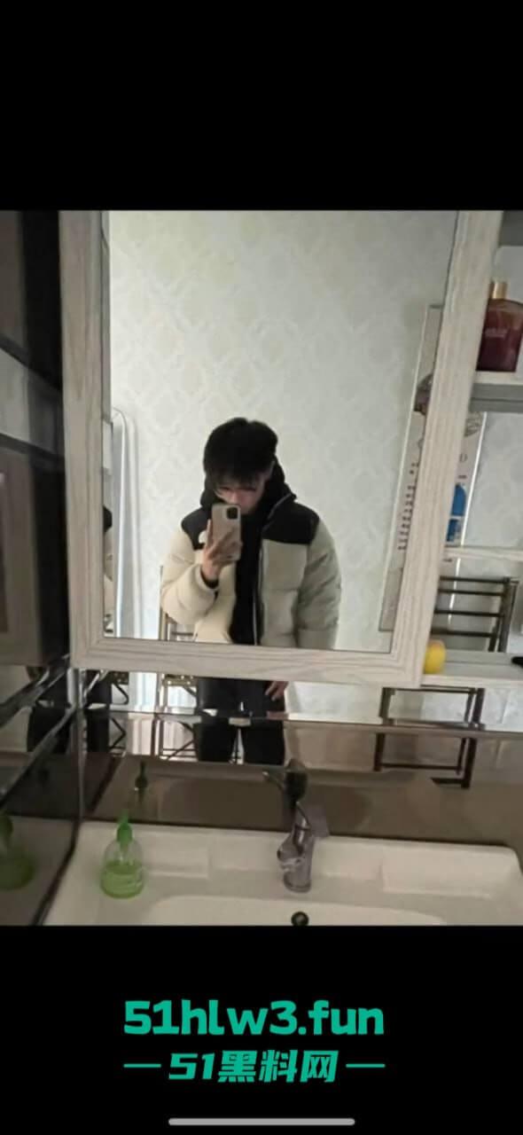 辽油三高学生【王庸昊】与女同学在酒吧现场doi被拍，桌底吃鸡上位骑乘刺激爆棚。-9