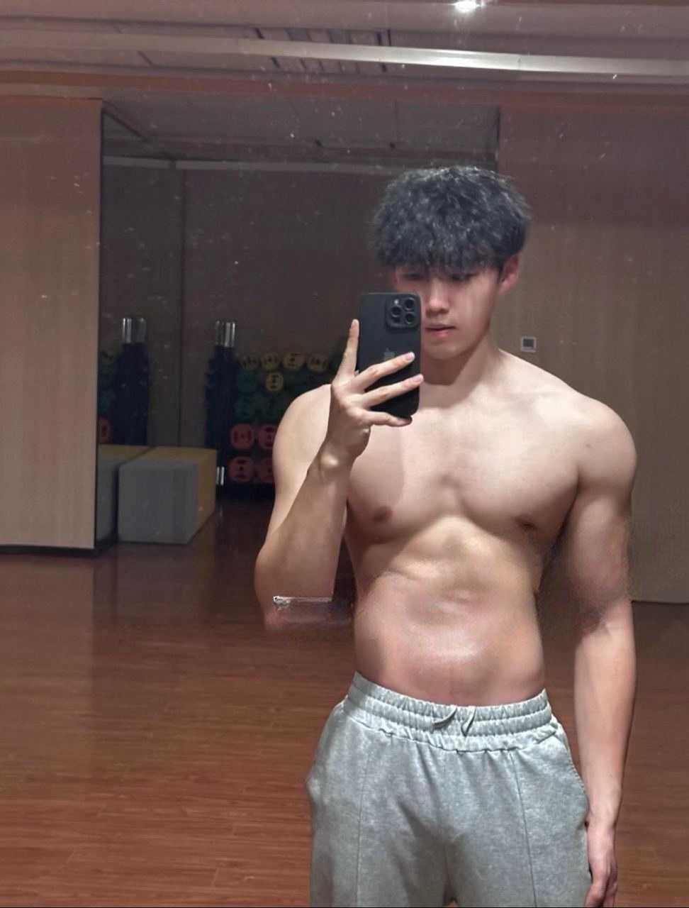 183体育生男S 热带鱼 反差南京女大考研备战中 找两个体育生3P释放压力-2