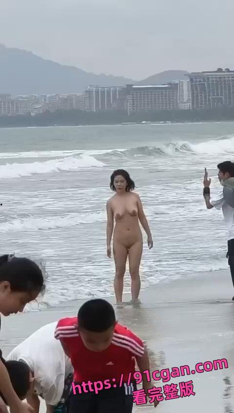 海南三亚湾海滩一女子全裸未着寸 淡定让男子帮她拍照！-1