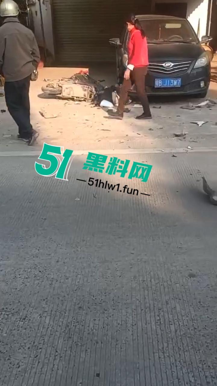 广东一辆秦plus村路嚣张飙速超车撞飞三个小伙后加速逃逸 被撞三人当场毙命血腥现场实拍流出！-5