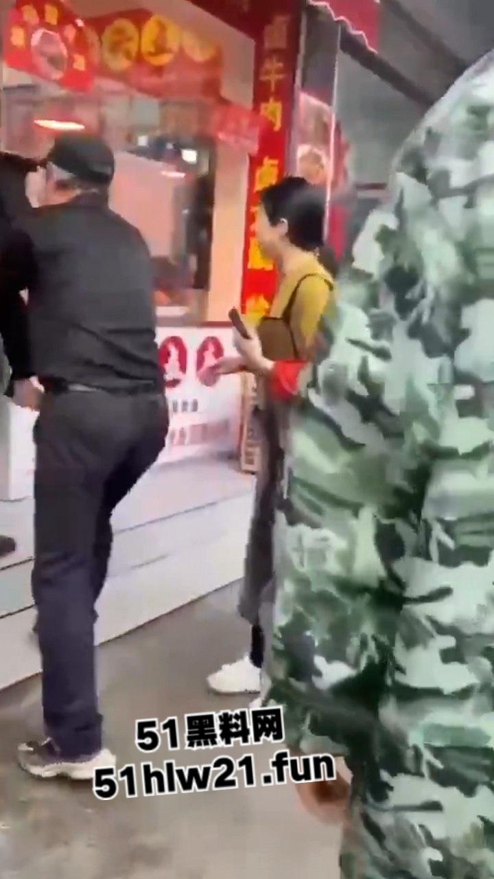 无码血腥慎入！安徽无为久久鸭鸭脖老板与人发生口角，被砍下脑袋当球踢，脑浆流泄一地。-4