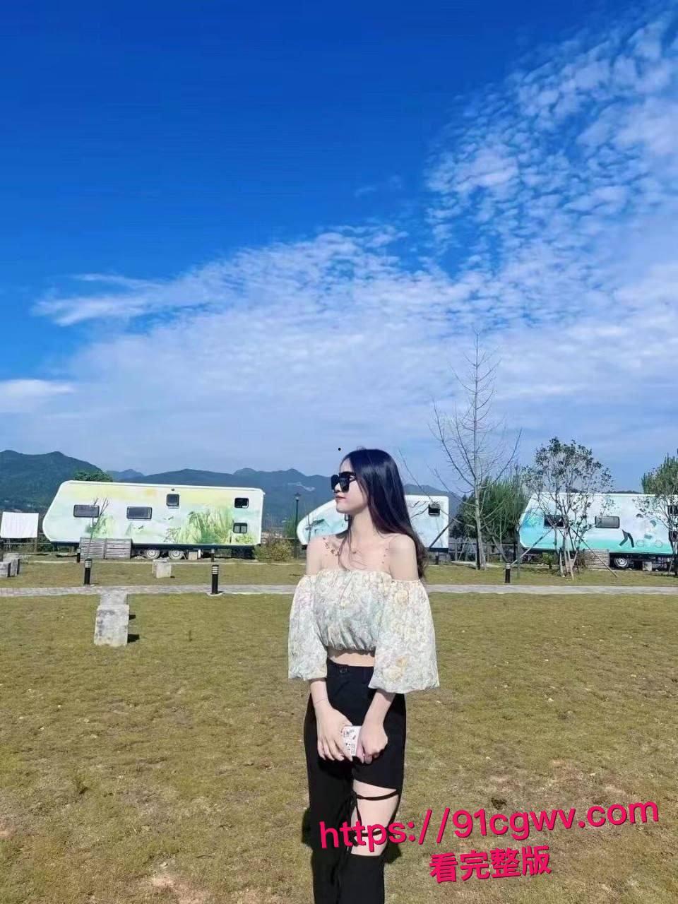 校园清纯学生妹沦陷在金主胯下！青春妹子化身母狗上位骑乘摇奶狂喷水，被颜射满脸舔屌吞精超反差！-4