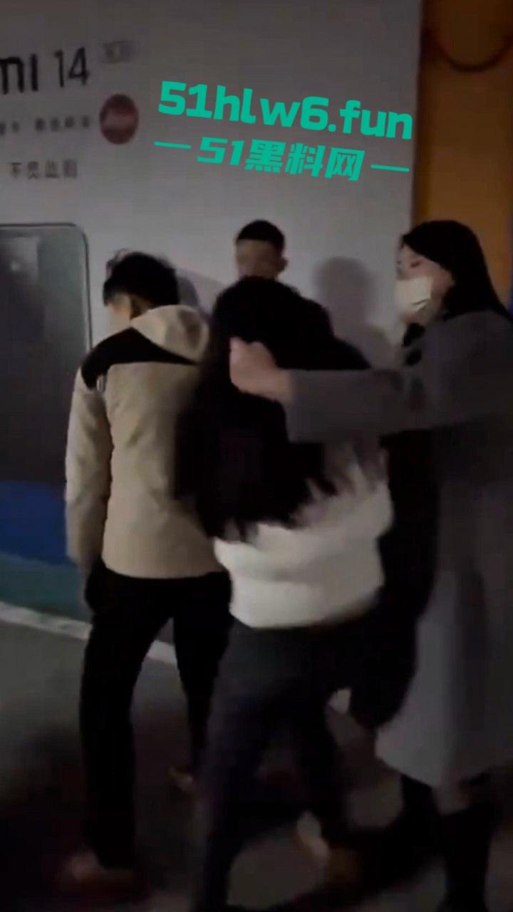 地下停车场捉奸，女子联合亲友抓小三当场逮住老公和小三亲热，将两人围堵殴打，妻子和带来的人已经被刑拘。-1