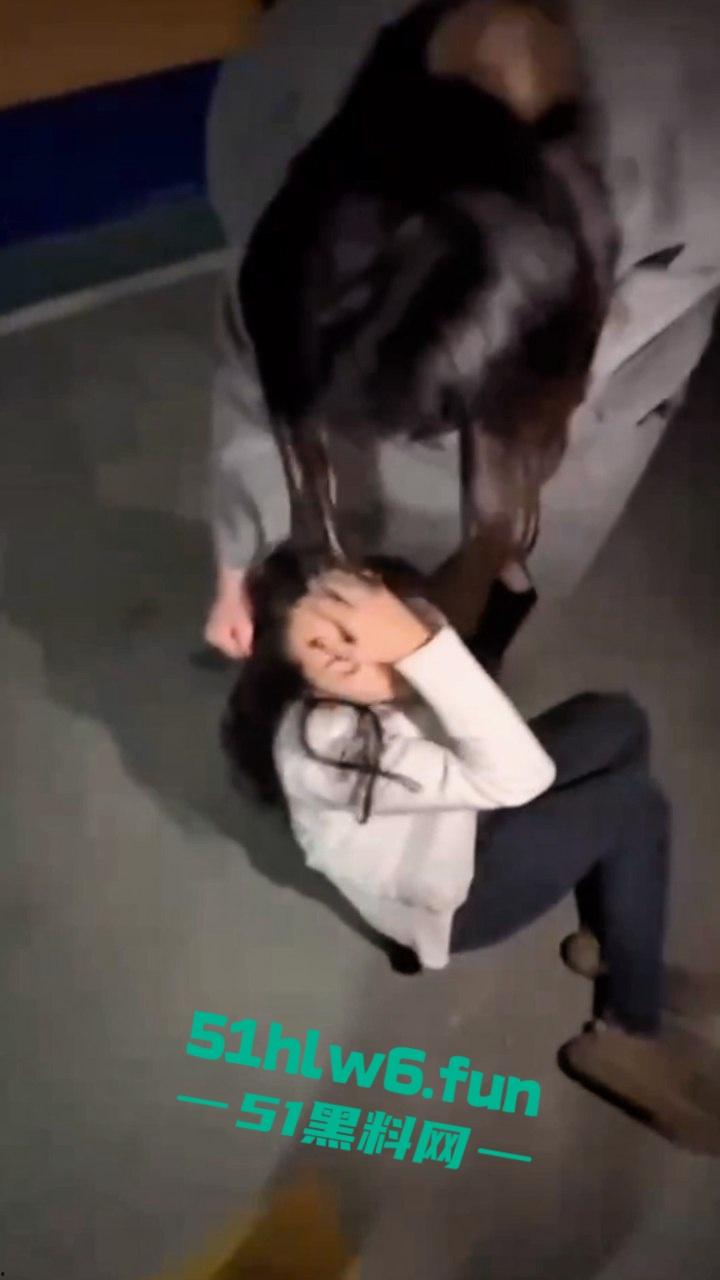 地下停车场捉奸，女子联合亲友抓小三当场逮住老公和小三亲热，将两人围堵殴打，妻子和带来的人已经被刑拘。-2