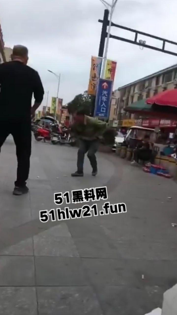 浙江绍兴大唐街道大润发超市门外，发生持刀伤人恶性事件，多名男子浑身是血倒地不起，行凶者疑似报复社会。-2