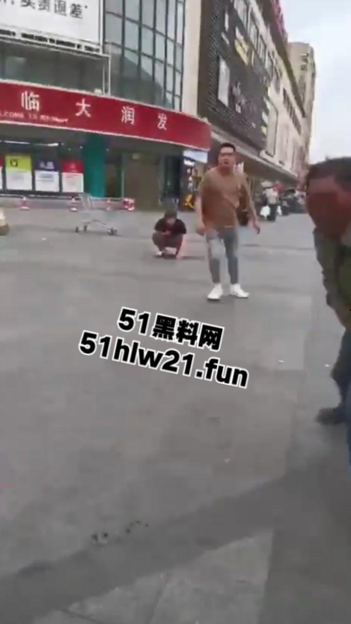 浙江绍兴大唐街道大润发超市门外，发生持刀伤人恶性事件，多名男子浑身是血倒地不起，行凶者疑似报复社会。-7