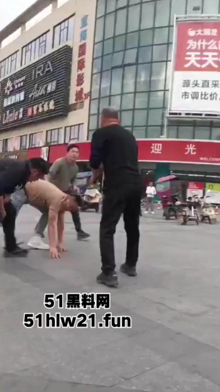 浙江绍兴大唐街道大润发超市门外，发生持刀伤人恶性事件，多名男子浑身是血倒地不起，行凶者疑似报复社会。-10