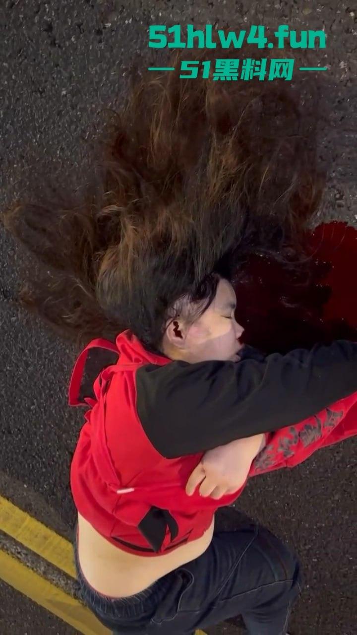 实拍悲惨车祸现场，可怜长发妹被撞飞后流血不止，血流速度比水龙头都快神仙来了也摇头！-5